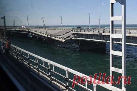 Песков обвинил Запад в намеренном замалчивании теракта на Крымском мосту. Запад готов закрывать глаза на все преступления Киева, включая теракт на Крымском мосту, заявил пресс-секретарь российского президента Дмитрий Песков. «Коллективный Запад готов закрывать глаза на любые теракты, которые киевский режим устраивает в нашей стране», — сказал представитель Кремля.