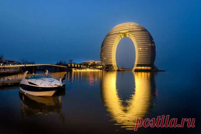 Отель Sheraton Huzhou Hot Spring Resort расположился в городе Хучжоу и напоминает собой огромное колесо или подкову.  |  Уникальная архитектура современного Китая
