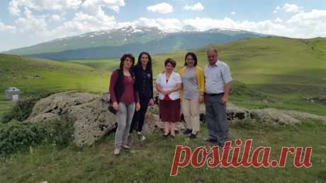 Մերոնցով.....
Այս Եդեմական բնաշխարհի գրկում հոգեպես կտրվելով աշխարհիկ առօրյա հոգսերից, վերերկրային թևեր առնելով,ոչ միայն միտքդ,այլև հուզմունք ապրող ողջ զգայական աշխարհդ է վերերկրային տիրույթ տեղափոխվում:
Ինձ այն ծաղկաբույր լեռներն են տանում
Այն բարձունքներն են ինձ տանում կրկին,
Ուր մարդն ամպերին վերից է նայում,
Վերից է նայում արծվի ճախրանքին։