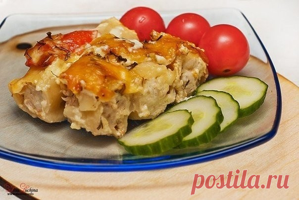​Каннеллони фаршированные 
Каннелло́ни (итал. cannelloni) — это итальянская паста (макароны) в виде трубочек диаметром примерно 2-3 см и длиной около 10 см.Ингредиенты:куриная грудка
яйцо лук репчатый картофелина зелень и специи майонез сыр помидорыЯ не даю пропорций в граммах...