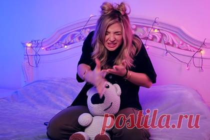 Российская блогерша пожаловалась на тяжелые условия на съемках популярного шоу. Блогерша Аня Покров пожаловалась на тяжелые условия на съемках популярной программы «Звезды в Африке» на ТНТ. По словам тиктокерши, ей и другим участникам проекта приходилось выживать в Африке. «Еды не было совсем, но это не самое страшное. Очень хотелось домой, к родным и близким», — рассказала она.