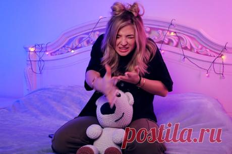 Российская блогерша пожаловалась на тяжелые условия на съемках популярного шоу. Блогерша Аня Покров пожаловалась на тяжелые условия на съемках популярной программы «Звезды в Африке» на ТНТ. По словам тиктокерши, ей и другим участникам проекта приходилось выживать в Африке. «Еды не было совсем, но это не самое страшное. Очень хотелось домой, к родным и близким», — рассказала она.