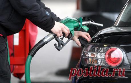 Как обманывают на заправках. Как уберечь себя от обмана! Большинство водителей догадываются или подозревают автозаправки в обмане с недоливом топлива, и согласно данным Федерации Автовладельцев России (ФАР) которые провели контрольную закупку топлива на различных заправках России, начиная от крупных сетей АЗС и заканчивая частными заправками. По итогу получилось что 80 % АЗС массово недоливают топливо, в среднем недолив составляет 5 %, то есть заправившись на 1000 рублей л...