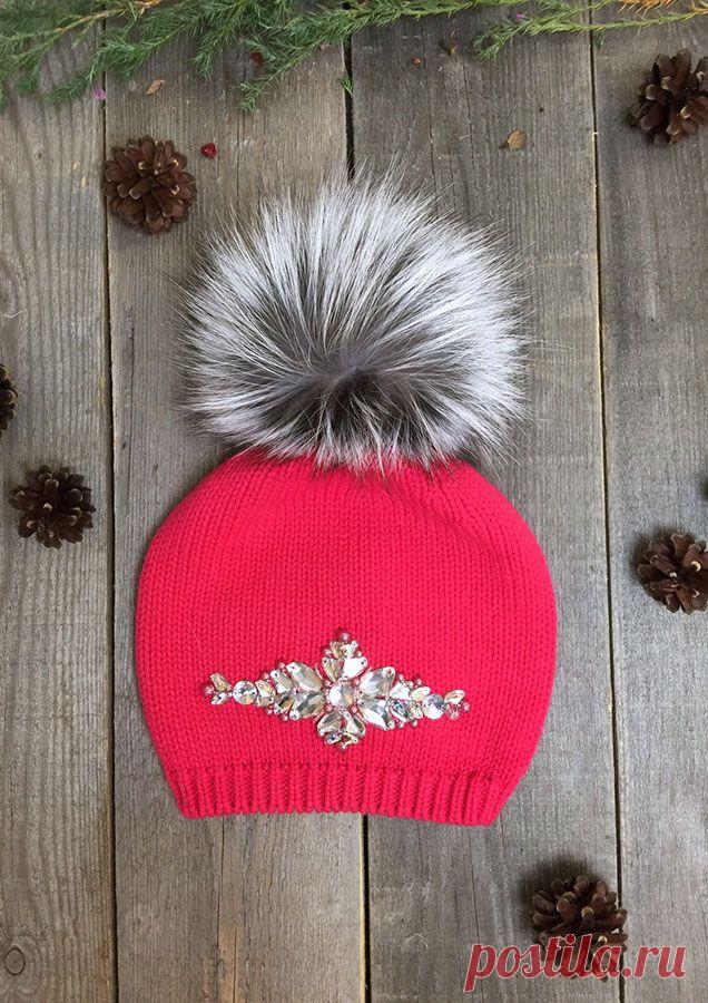 Шапка зимняя. Помпон из натурального меха финской лисицы премиум качества размер XXL. Идеально защитит от холода при этом мягкая пряжа не раздражает кожу, а хлопковая подкладка и современный дышащий утеплитель не дадут голове вспотеть. Посадка на голове прекрасно закрывает все уязвимые к холоду места - лоб, уши, шею.