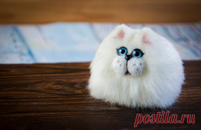 Шьем милого котика из одного квадрата  🐱
1. Сложите квадрат попалам по диагонали.
2. Теперь согните его пополам по вертикали.
3. Отогните верхнюю часть квадрата.
4. Переверните заготовку.
5. Согните верхние углы к центральной точке.
6. Отогните нижние углы.
7. Сложите заготовку пополам.
8. Переверните.
9. Сложите верхние части по линии сгиба.
10. Отогните верхние части заготовки.
11. Сложите боковые части по линиям сгиба.
12. Переверните и соберите на нитку.
13. Аккуратно расправьте лапки.
14.…