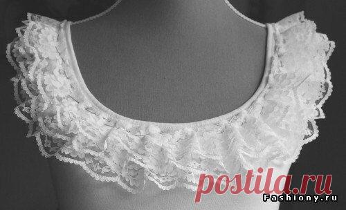 4 способа, как из простой футболки и майки получить дизайнерскую вещь. Попробуем.  1. Майки с пайетками.
Если у вас осталась майка после покупки нового платья, сделайте из нее оригинальную майку. Для этого вам понадобятся стразы, которые можно приобрести в отделах для рукоделия. Вырежьте из майки детали, на которых вы будете закреплять стразы. Если вы хотите, чтобы стразы были на рукавах, то вырежьте их из нижней части майки. Наденьте майку, на нее положите стразы и приклейте их с помощью утюг…