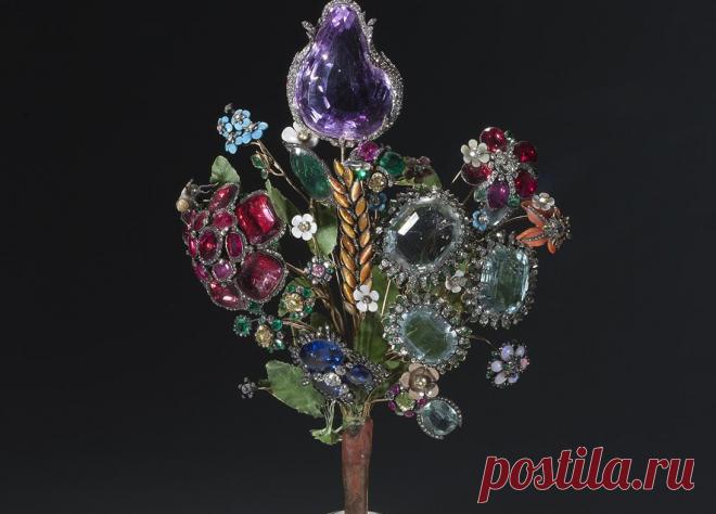 Трансляция «Бриллиантовая кладовая Государственного Эрмитажа». Место проведения – Государственный Эрмитаж. Прямая трансляция на портале Культура.РФ Бриллиантовая кладовая Государственного Эрмитажа. Место проведения – Государственный Эрмитаж. Дата и время проведения – 15 апреля 2019 года 14:00. Культура.РФ