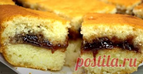 Мой фаворит среди пирогов «Стаканник». Если не знаю, что испечь к чаю, то пеку его.

Постой рецепт одного их классических пирогов, в котором тесто готовится из продуктов, почти всех взятых в равных количествах. Варенье или повидло берите по своему вкусу, делайте другие варианты начинки и пирог каждый раз у вас получится совершенно другим и интересным. 
 
Продукты: 
яйца, 2 шт; 
сахар, 100 г; 
соль щепотка; 
ванилин; 
масло растительное, 100 г; 
варенье, 200 г; 
кефир, мука...