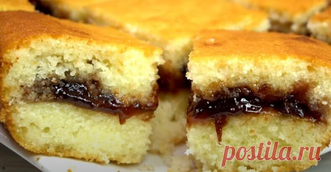 Мой фаворит среди пирогов «Стаканник». Если не знаю, что испечь к чаю, то пеку его.

Постой рецепт одного их классических пирогов, в котором тесто готовится из продуктов, почти всех взятых в равных количествах. Варенье или повидло берите по своему вкусу, делайте другие варианты начинки и пирог каждый раз у вас получится совершенно другим и интересным. 
 
Продукты: 
яйца, 2 шт; 
сахар, 100 г; 
соль щепотка; 
ванилин; 
масло растительное, 100 г; 
варенье, 200 г; 
кефир, мука...