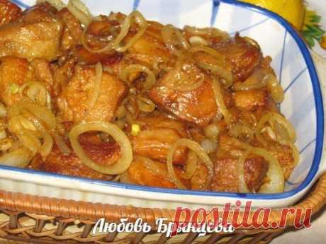 Вкус и аромат лета — жаренная свинина «вкус шашлыка» Очень просто и быстро готовить! Ингредиенты: 900 г полужирной свинины (ошеек или лопатка),4 луковицы,2 зубчика чеснока,100 мл бульона,соль, перец, по вкусу,1 ст.л. уксуса,2 ст.л. растительного масла,любимые специи...