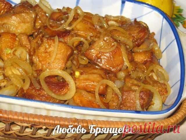 Вкус и аромат лета — жаренная свинина «вкус шашлыка» Очень просто и быстро готовить! Ингредиенты: 900 г полужирной свинины (ошеек или лопатка),4 луковицы,2 зубчика чеснока,100 мл бульона,соль, перец, по вкусу,1 ст.л. уксуса,2 ст.л. растительного масла,любимые специи...