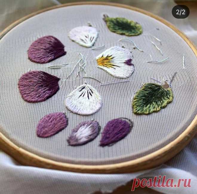 a close up of a embroidery with flowers on it
