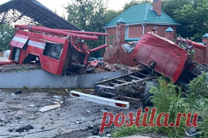 Ехавшие на вызов российские пожарные врезались в забор и погибли. В селе Воронеж-2 Хабаровского края пожарная машина ехала на вызов и врезалась в забор жилого дома, в результате чего погибли два человека. По одной информации, у автомобиля отказали тормоза, по другой — на крутом повороте огромная цистерна с водой оторвалась и вдавила кабину грузовика в кирпичный забор.