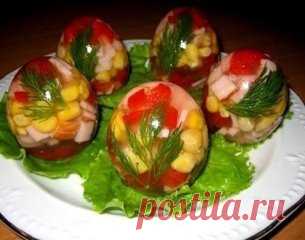 Заливные яйца!
Продукты на 10 порций:
10 скорлупок от яиц
2 стакана мясного соленого бульона
20 г желатина
1 свежий перец
1 маленькая банка кукурузы
300 г ветчины
зелень
Можно использовать любой наполнитель: рыбу, курицу, мясо.
Рецепт:
1. Подготовим скорлупу (ее можно заготовить заранее, по мере поглощения яиц). Для этого тщательно вымыть яйца, сделать отверстие с тупой стороны яйца, вылить содержимое (оно нам не понадобится для этого блюда), промыть внутри. Высушить заготовки.
2. Замочить