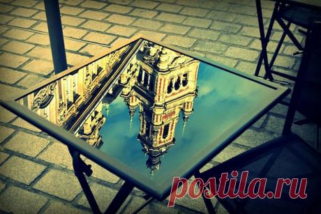 Отражение Большого дворца в столе в Лилль, Франция.