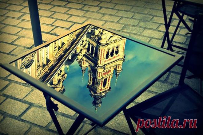 Отражение Большого дворца в столе в Лилль, Франция.