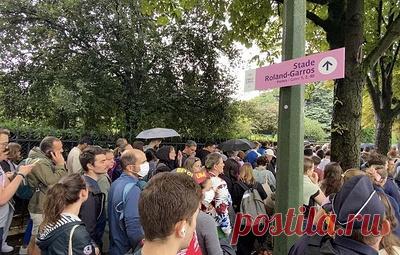 Огромные очереди собрались на входе к стадиону, где стартует олимпийский турнир по теннису. Очередь начинается с платформы метро Porte d'Auteuil и тянется до входа на корты Roland Garros