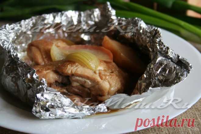 Курица, запеченная с яблоками в мультиварке