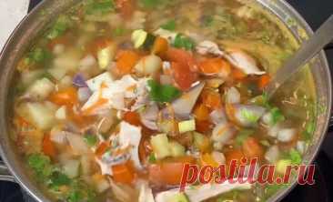Овощной суп с курицей, кабачком, баклажаном и помидором простой рецепт пошаговый Как вкусно сделать Овощной суп с курицей, кабачком, баклажаном и помидором простой рецепт дома. Рецепт: на кастрюля 3 литра: Мясо - 1 куриная ножка Кабачок небольшой-1 шт Баклажан-1 шт Помидор-2 шт Чеснок-2-3 зубчика Петрушка- пара веточек Лук-1 шт Морковь-1 шт Картофель- 2 шт Перец сладкий-1 шт