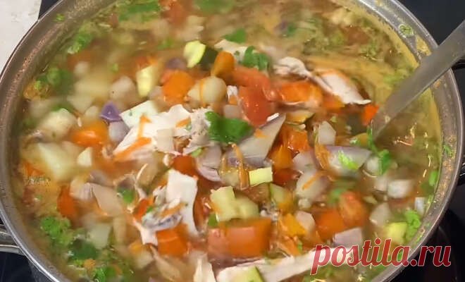 Овощной суп с курицей, кабачком, баклажаном и помидором простой рецепт пошаговый Как вкусно сделать Овощной суп с курицей, кабачком, баклажаном и помидором простой рецепт дома. Рецепт: на кастрюля 3 литра: Мясо - 1 куриная ножка Кабачок небольшой-1 шт Баклажан-1 шт Помидор-2 шт Чеснок-2-3 зубчика Петрушка- пара веточек Лук-1 шт Морковь-1 шт Картофель- 2 шт Перец сладкий-1 шт