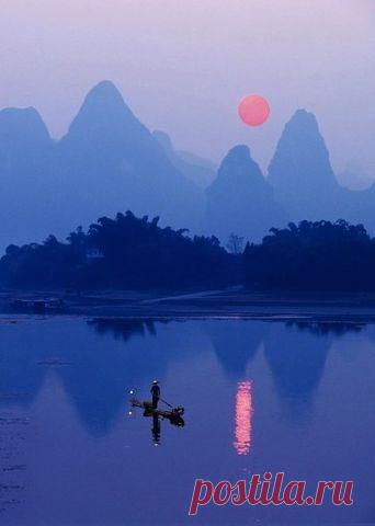 Река Ли. Она находится в китайской провинции Гуанси, и ее называют «рекой поэтов и художников», т.к. она окружена невероятно красивыми пейзажами – зелеными холмами, конусообразными известняковыми пиками и террасовыми рисовыми полями.