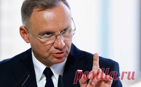Дуду вызвали в суд из-за оскорблений зрителей фильма о мигрантах. В суд подал «Центр по мониторингу ксенофобского и расистского поведения» из-за цитаты «только свиньи сидят в кинозале» о фильме Агнешки Холланд о миграционном кризисе. Процесс начнется осенью 2025-го, когда полномочия Дуды истекут