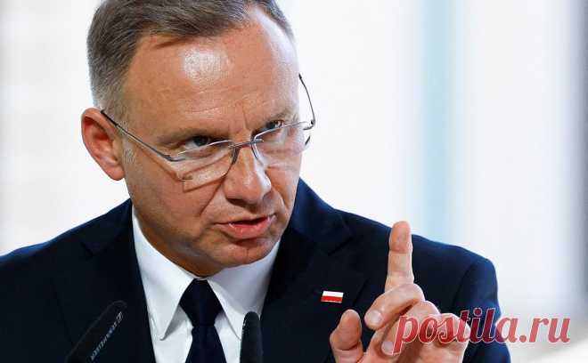 Дуду вызвали в суд из-за оскорблений зрителей фильма о мигрантах. В суд подал «Центр по мониторингу ксенофобского и расистского поведения» из-за цитаты «только свиньи сидят в кинозале» о фильме Агнешки Холланд о миграционном кризисе. Процесс начнется осенью 2025-го, когда полномочия Дуды истекут
