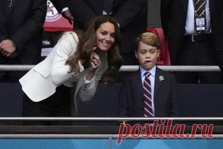 Елизавета II начала готовить правнука к роли короля. Британская королева Елизавета II начала готовить сына принца Уильяма и Кейт Миддлтон Джорджа к тому, что он может занять престол. Она принимает частные аудиенции с мальчиком, а также проводит с ним больше времени. При этом принцу Уильяму такие уроки давали с 13 лет.