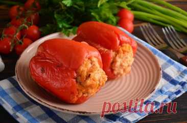 Болгарский перец, фаршированный куриным фаршем Болгарский перец, фаршированный куриным фаршем, можно приготовить в любое время года, так как один из главных ингредиентов доступен круглый год. Разве что цена может не в сезон быть несколько выше. Также можно попробовать найти замороженный болгарский перец или использовать домашнюю...