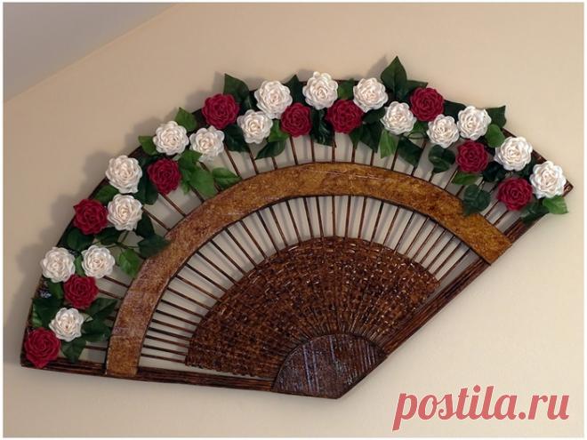 Веер из картона и бумажных трубочек 
Для работы по созданию декоративного веера понадобятся следующие материалы:

картон (можно приобрести в специализированном магазине для художников),
канцелярский нож,
ручка или карандаш,
веревочка ил…