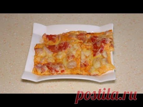 Выкладываю лаваш слоями, а сверху начинку и вкусная пицца готова.