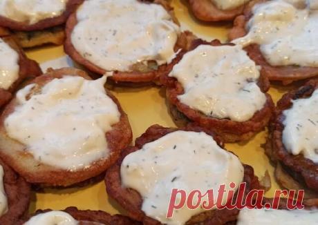 Жареные кабачки в сырном кляре со сметанным соусом

Ингредиенты:

 1 средний кабачок
 50 грамм сыра
 2 яйца
 2 ст. ложки майонеза
 3 ст. ложки муки
 1 ст. ложка соевого соуса
 Щепотка соли
 3 зубчика чеснока
 3 ст. ложки сметаны
 Пару веточек укропа
 Растительное масло

Кабачок моем, режем на кружочки не больше 1 см. Делаем кляр, смешиваем: яйцо, майонез, сыр, мука, соевый соус, соль. Окунаем наши кабачки в кляр и жарим на сковороде по 5 минут см каждой стороны.

Далее каб...