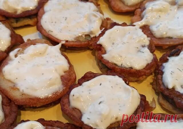 Жареные кабачки в сырном кляре со сметанным соусом

Ингредиенты:

 1 средний кабачок
 50 грамм сыра
 2 яйца
 2 ст. ложки майонеза
 3 ст. ложки муки
 1 ст. ложка соевого соуса
 Щепотка соли
 3 зубчика чеснока
 3 ст. ложки сметаны
 Пару веточек укропа
 Растительное масло

Кабачок моем, режем на кружочки не больше 1 см. Делаем кляр, смешиваем: яйцо, майонез, сыр, мука, соевый соус, соль. Окунаем наши кабачки в кляр и жарим на сковороде по 5 минут см каждой стороны.

Далее каб...