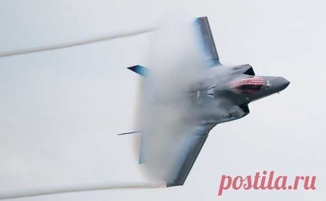 НАТО заявило о вылете F-35 ВВС Италии в Эстонии из-за самолетов России. Истребители F-35 ВВС Италии из состава патрулирующих сил НАТО впервые поднимались в воздух над Эстонией в ответ на угрозу нарушения воздушного пространства страны российскими самолетами, сообщает Il Messaggero со ссылкой на командование ВВС НАТО.