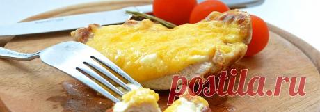 Отбивные из куриного филе под сыром • Рецепт Вкусные, сочные и нежные отбивные из куриного филе под сыром и соусом, обжаренные в сковороде.