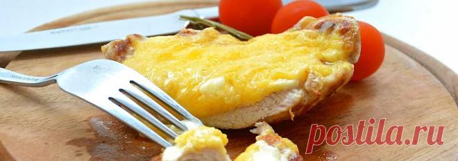 Отбивные из куриного филе под сыром • Рецепт Вкусные, сочные и нежные отбивные из куриного филе под сыром и соусом, обжаренные в сковороде.