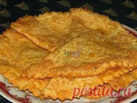 «Крымские» чебуреки из слоеного теста — правильный рецепт Это самые вкусные чебуреки, которые мне когда либо приходилось есть. Весь секрет в тесте — оно получается особенным! Попробуйте приготовить — очень вкусно! Продукты (примерно на 12 чебуреков): - 3 стакана муки, - 1 куриной яйцо (желток), - 1/3 ст стакана растительного масла, - 3/4 стакана воды, - 0,5 ч.л.соли Фарш — обычный, секрет этих чебуреков в тесте, поэтому фарш для них можно взять по своему-вкусу (я беру фарш 70% свинины, 30% говяд