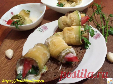 Рулетики из кабачков с сыром чесноком и помидорами — закусочные рецепты на сковороде