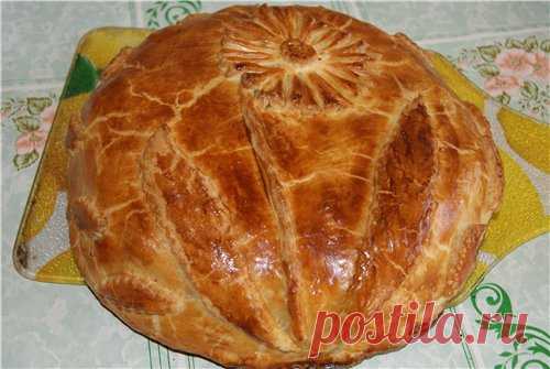 Курник

В Воронежской и ряде других областей России курник является обрядовым свадебным пирогом. Его готовят в виде четырех- или восьмигранной шапки и украшают стилизованными фигурками людей, животных, цветов и т.п.

Из пресного сдобного теста раскатать круглую лепешку диаметром 25 см и толщиной 0,5 см. На нее кладут выпеченный блинчик, а на него - слой начинки из риса, который закрывают вторым блинчиком. Сверху кладут слой мякоти курицы, который покрывают очередным блинчи...