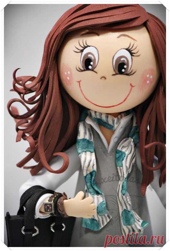 Fofucha personalizada para regalo de cumpleaños. Con nombre en la base y complementos | muñecas de varios estilos