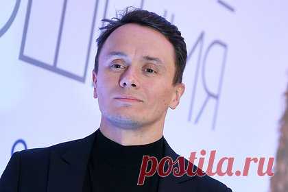 Популярный комик назвал большую проблему Москвы. Звезда шоу Comedy Club на ТНТ Илья Соболев считает проблемой то, что в Москву приезжают только ради заработков. Юморист искренне считает, что столица притягивает к себе преимущественно тех, кто хочет лишь «высосать из нее бабки» и уехать. Такой потребительский интерес приезжих Соболев видит закономерным для столицы.
