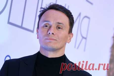 Популярный комик назвал большую проблему Москвы. Звезда шоу Comedy Club на ТНТ Илья Соболев считает проблемой то, что в Москву приезжают только ради заработков. Юморист искренне считает, что столица притягивает к себе преимущественно тех, кто хочет лишь «высосать из нее бабки» и уехать. Такой потребительский интерес приезжих Соболев видит закономерным для столицы.