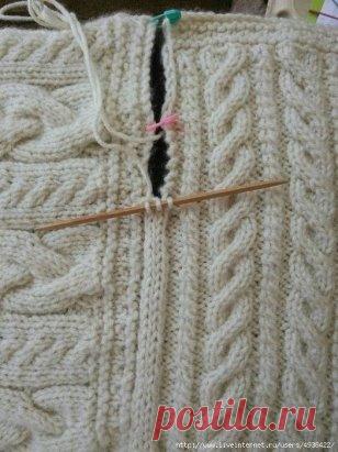 ШНУР I-CORD ДЛЯ СОЕДИНЕНИЯ ДЕТАЛЕЙ. 
Автор: Jayceebee.
1. Расположить соединяемые детали друг напротив друга. Набрать для соединительного шнурка 3 петли. 
2. Перевести петлю правого полотна на левую спицу. 
3. Провязать первую петлю шнурка с переснятой петлей правого полотна вместе лицевой. 
4. Вторую петлю шнурка провязать лицевой. 
5. Третью петлю шнурка провязать с петлей левого полотна вместе лицевой с наклоном влево (= протяжка: 1 снять как лицевую, 1 лиц., протянуть провязанную петлю чер