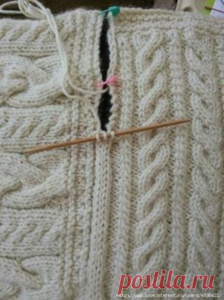 ШНУР I-CORD ДЛЯ СОЕДИНЕНИЯ ДЕТАЛЕЙ. 
Автор: Jayceebee.
1. Расположить соединяемые детали друг напротив друга. Набрать для соединительного шнурка 3 петли. 
2. Перевести петлю правого полотна на левую спицу. 
3. Провязать первую петлю шнурка с переснятой петлей правого полотна вместе лицевой. 
4. Вторую петлю шнурка провязать лицевой. 
5. Третью петлю шнурка провязать с петлей левого полотна вместе лицевой с