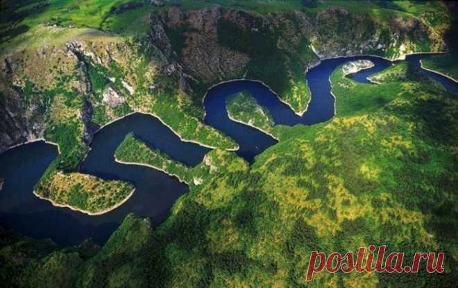 Река Увац (Сербия). Увац трансграничная река, берущая истоки в юго-западной Сербии и протекающая через восточную часть Боснии и Герцеговины. Долина Уваца – удивительное место. Русло реки проходит по интереснейшей кривой, и рассматривать её со смотровых площадок, которых в окрестностях несколько – сплошное удовольствие. Здесь можно увидеть самых различных животных, поэтому путешествие на реку Увац пользуется популярностью у любителей природы.