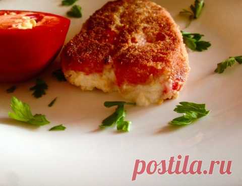 Чушка бюрек ,фаршированный  перец по - болгарски 
Готовить быстро ,а результат порадует 
Берем перец ,запекаем или ,как я жарим на гриле

И тут моя первая ошибка .Перец надо доводить не до готовности. А чуть не додержать ,чтобы потом начинка не прор…