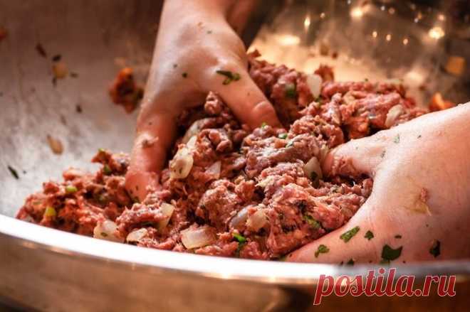 Подруга из ресторана раскрыла рецепт своих сочных котлет. Оказывается, фарш нужно мариновать | Кулинарный техникум | Яндекс Дзен