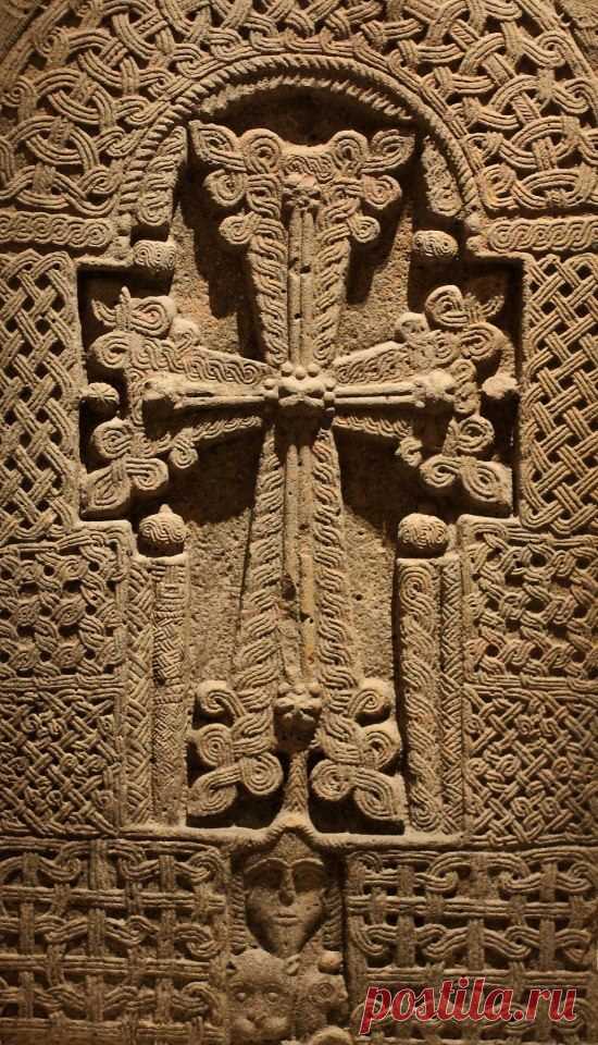 Խաչակնքվելիս երեք մատը միացնում ենք իրար,որը խորհրդանշում է Սուրբ Երրորդությունը: Մյուս երկու մատները միասին սեղմում ենք ափին, որը խորհրդանշում է Քրիստոսի կատարյալ Աստված և կատարյալ մարդ լինելը և այդ երկուսը որպես միավորյալ բնություն (մատերը սեղմված են իրար):
Ճակատը դրոշմելով՝ խորհրդանշում ենք կյանքը, ձեռքը իջեցնելով կրծքին՝մահը, կրծքի ձախ կողմը դնելով ՝այս աշխարհի կյանքը և կրծքի աջ կողմը՝հանդերձյալ կյանքը:
Խաչակնքելիս դրոշմում ենք մեր ճակատը՝հիշելով որ երկնքում էինք,ապա ձեռքը իջեցնում ենք