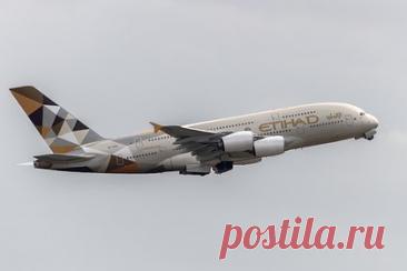 Врачи спасли жизнь внезапно упавшей в обморок на борту самолета стюардессе