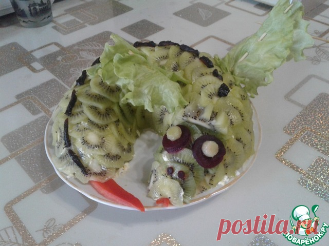Салат "дракон". Очень вкусный салат под год дракона. Тонкие нотки кисленьких яблок и киви, интересное сочетание вкусов.
 Посмотрела по сайту и удивилась, что нету подобного салата. Нашла его недавно в интернете, сняли пробу сами... вкусно! Делала на новогодний стол, всем понравился, как сейчас говорят "зашёл" всем.